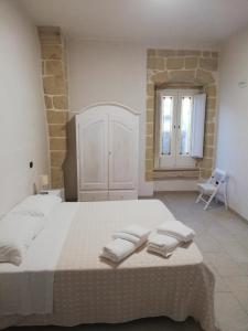 a bedroom with a large bed with towels on it at La Neviera in Struda