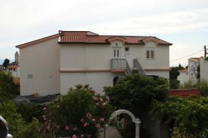 a white house with a red roof at Apartments with a parking space Gradac, Makarska - 6820 in Gradac