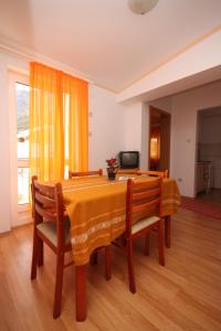 una sala da pranzo con tavolo e sedie di Apartments with parking space Gradac, Makarska - 6820 a Gradac (Grado)