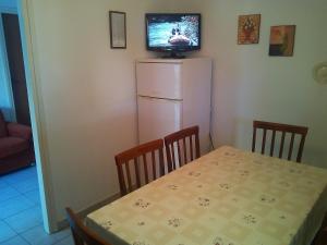 uma cozinha com uma mesa e um frigorífico branco em Apartments with a parking space Sveti Petar, Biograd - 3251 em Sveti Filip i Jakov