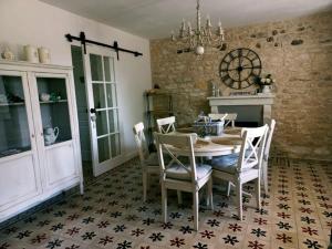Beautiful villa in central France في La Chapelle-Blanche-Saint-Martin: غرفة طعام مع طاولة وكراسي