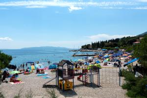 a crowd of people at a beach with a bunch of people at Apartments with a parking space Icici, Opatija - 7785 in Ičići