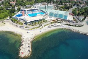 uma vista aérea de um resort junto à água em Apartments with WiFi Rijeka - 7825 em Rijeka