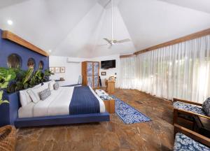 a bedroom with a king sized bed and a living room at Blue Apple Beach in Tierra Bomba