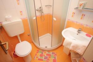 W łazience znajduje się prysznic, toaleta i umywalka. w obiekcie Studio Kraj 7794b w mieście Kraj
