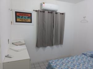 a room with a shower curtain and a sign on a wall at Apartamento, Zona Leste, ótima localização. in Teresina