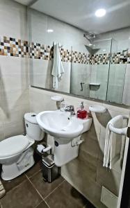 y baño con aseo y lavamanos. en Espectacular Penthouse dúplex bien equipado, en Barranquilla