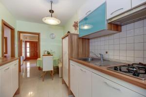 Kuchyňa alebo kuchynka v ubytovaní Apartments with a parking space Mali Losinj (Losinj) - 8024 + 18 fotografií
