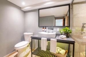 een badkamer met een wastafel en een spiegel bij HOTEL LUCA in Mexico-Stad +15 foto's