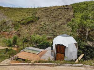 una pequeña casa en la cima de una colina en Glamping Paraiso, en San Roque