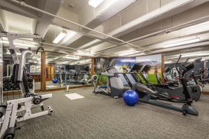 un gimnasio con cintas de correr y equipos de ejercicio en un edificio en Ski In Ski Out Conde Nast and Forbes Award Winner Hotel Room Pool Hot Tub Fitness C005A en Park City