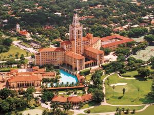 una vista aerea di un grande edificio con torre di Biltmore Hotel Miami Coral Gables a Miami