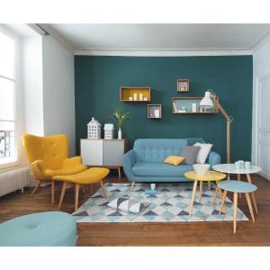 sala de estar con sofá azul y sillas amarillas en Les Suites de Vanves - Parc des expositions Porte de Versailles, en Vanves