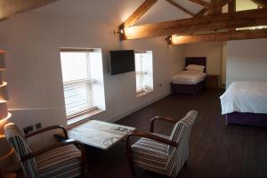 Habitación con cama, mesa y sillas. en Hotel Forty One, en Great Driffield