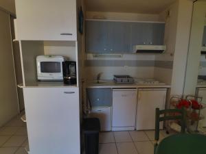 Kuchyňa alebo kuchynka v ubytovaní Appartement 4 pers. avec terrasse et piscine, plage à proximité - FR-1-472A-259