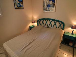 Posteľ alebo postele v izbe v ubytovaní Appartement 4 pers. avec terrasse et piscine, plage à proximité - FR-1-472A-259