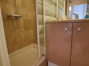Kúpeľňa v ubytovaní Appartement 4 pers. avec terrasse et piscine, plage à proximité - FR-1-472A-259