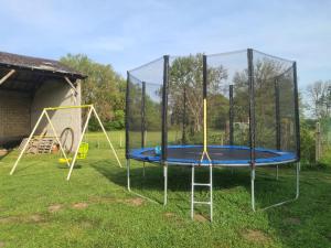 un parque infantil con cama elástica y columpio en Gîte Migné, 3 pièces, 4 personnes - FR-1-591-366, en Rosnay