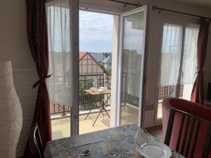 Balkón alebo terasa v ubytovaní Charmant Duplex 2P sur Marina, 3e Étage, Balcon, Proche Plage, Capacité 4 Personnes - FR-1-487-341