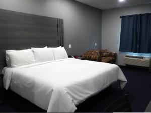 Кровать или кровати в номере Americas Best Value Inn and Suites Bush International Airport