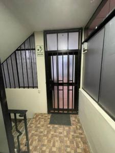 pusty korytarz z drzwiami i bramą w obiekcie Departamento D&C I entero acogedor w mieście Huancayo
