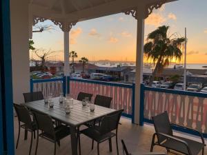 A restaurant or other place to eat at Sublime Loft au Coeur de Marigot, face de Anguilla