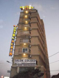 wysoki budynek z znakiem na górze w obiekcie Hotel Alain w mieście Silla