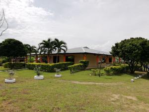 un edificio con árboles y plantas en un patio en Campos de Bethel - Casa campestre en Rivera