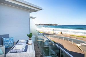 einen Balkon mit Blick auf den Strand in der Unterkunft Mariners 6 in Mollymook