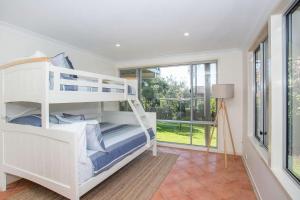 Ένα ή περισσότερα κρεβάτια σε δωμάτιο στο Surfers Beach House