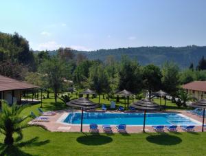 The swimming pool at or close to Villagio