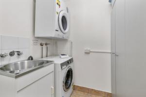 Kuchyň nebo kuchyňský kout v ubytování Unit 8 Taralla 18 Edgar Bennett Avenue Noosa Heads