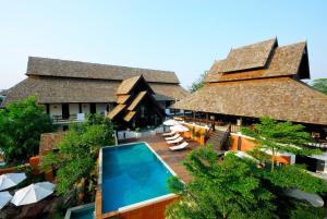 una vista aerea di un resort con piscina di Rainforest ChiangMai Hotel a Chiang Mai Altre 41 foto