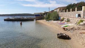 Fotografia z galérie ubytovania Seaside holiday house Barbat, Rab - 13806 v Rabe