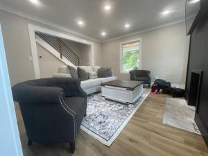 una sala de estar con un sofá y una mesa en Peaceful Sears, Roebuck and Company Mail Order Home., en Henderson