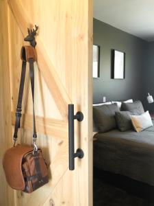 una camera con porta in legno, borsa e divano di Peak View Cabin - Ben Ohau - Stylish Seclusion a Twizel