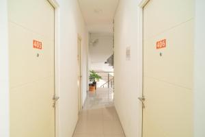 Gambar di galeri bagi Sans Hotel Kupang Indah Surabaya by RedDoorz di Kupang