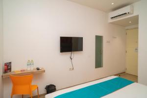 Televisyen dan/atau pusat hiburan di Sans Hotel Kupang Indah Surabaya by RedDoorz