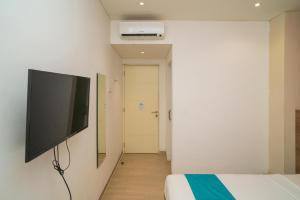 Televisyen dan/atau pusat hiburan di Sans Hotel Kupang Indah Surabaya by RedDoorz