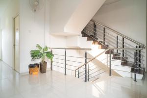 Gambar di galeri bagi Sans Hotel Kupang Indah Surabaya by RedDoorz di Kupang