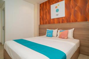Katil atau katil-katil dalam bilik di Sans Hotel Kupang Indah Surabaya by RedDoorz