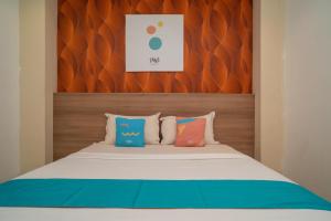 Katil atau katil-katil dalam bilik di Sans Hotel Kupang Indah Surabaya by RedDoorz