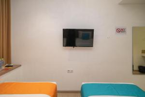 Televisyen dan/atau pusat hiburan di Sans Hotel Kupang Indah Surabaya by RedDoorz