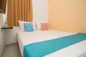 Katil atau katil-katil dalam bilik di Sans Hotel Kupang Indah Surabaya by RedDoorz