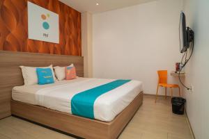 Katil atau katil-katil dalam bilik di Sans Hotel Kupang Indah Surabaya by RedDoorz