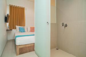 Katil atau katil-katil dalam bilik di Sans Hotel Kupang Indah Surabaya by RedDoorz