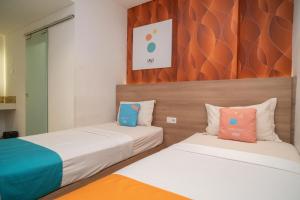 Katil atau katil-katil dalam bilik di Sans Hotel Kupang Indah Surabaya by RedDoorz