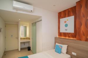 Katil atau katil-katil dalam bilik di Sans Hotel Kupang Indah Surabaya by RedDoorz