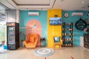 Ruang duduk di Sans Hotel Kupang Indah Surabaya by RedDoorz