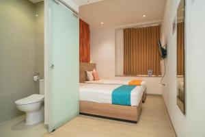 Katil atau katil-katil dalam bilik di Sans Hotel Kupang Indah Surabaya by RedDoorz